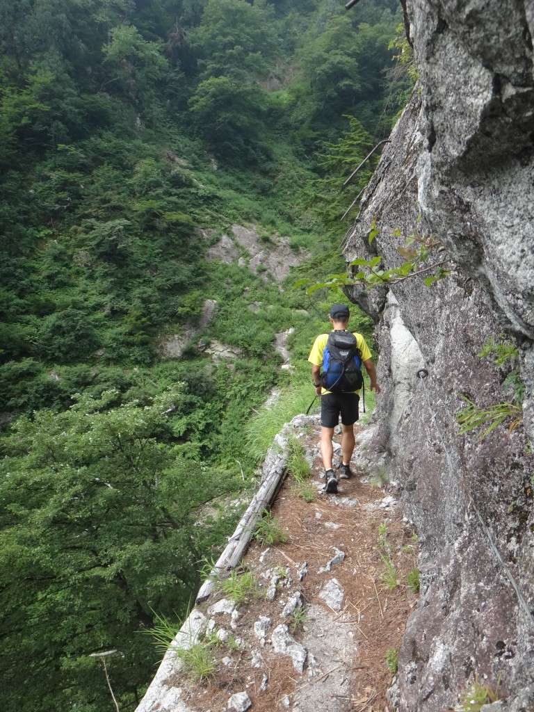 気を取り直して水平歩道を進んでいきます。