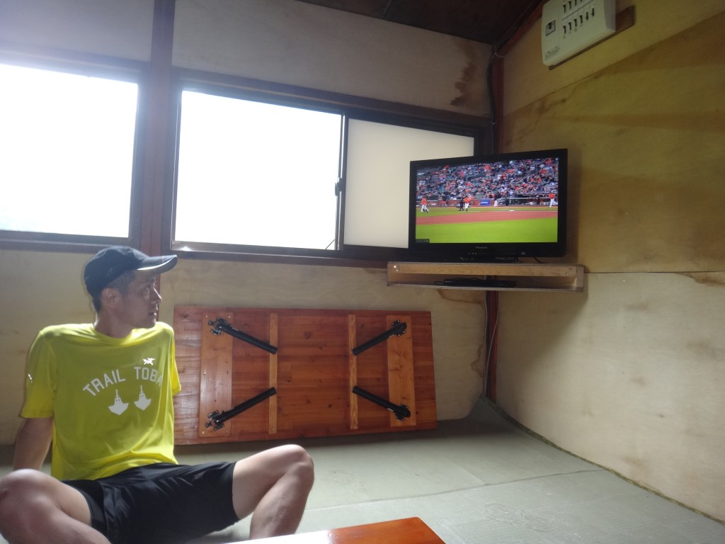 小屋内はひんやりと涼しく、何故か大リーグが放送されていましたw ここで各自そうめんや冷やしうどん等を食べる。
