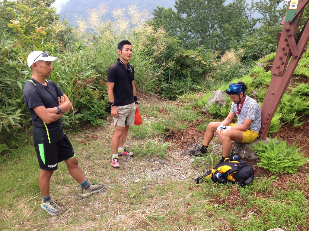 水平歩道に入り少しいった所で立ち往生しているランナーに遭遇。祖母谷温泉小屋に宿泊して、我々より少し先に出発していた山崎さんという方。