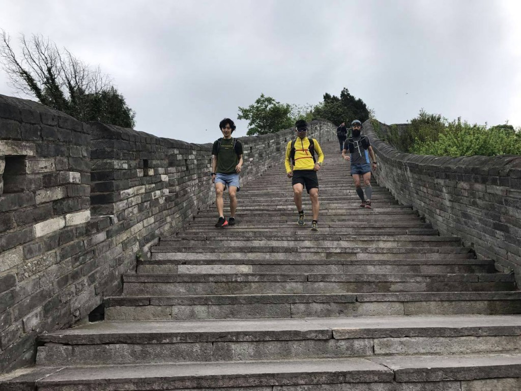 古城の城壁もコースの一部。写真は下見の様子、中央には石川弘樹さん。