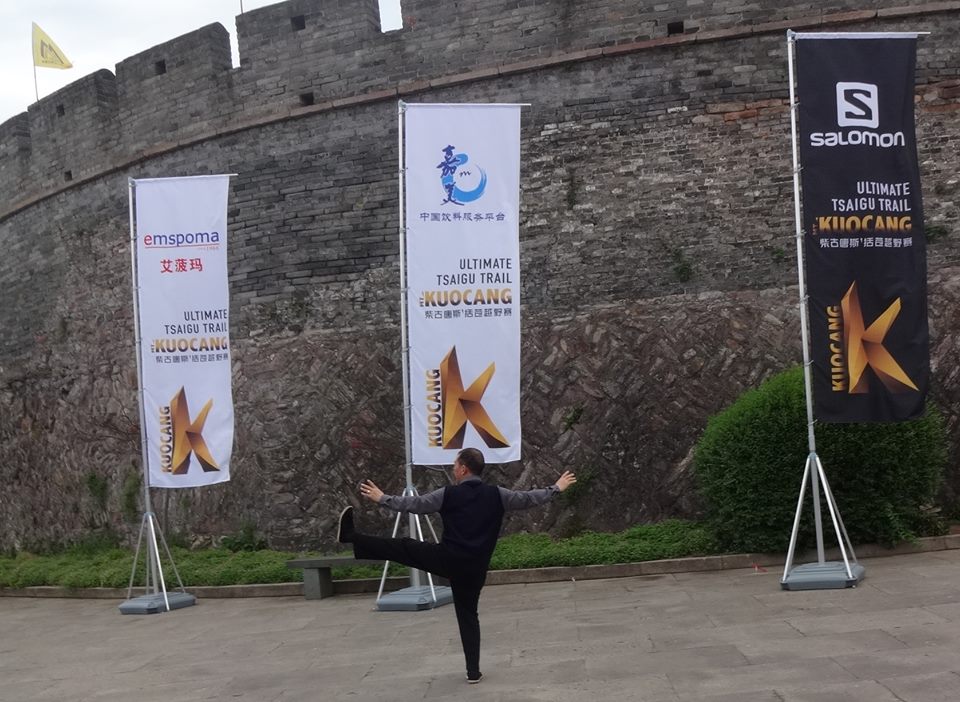 太極拳おじさん。体幹がすさまじく強く、スローな動きでもまったく揺れない。