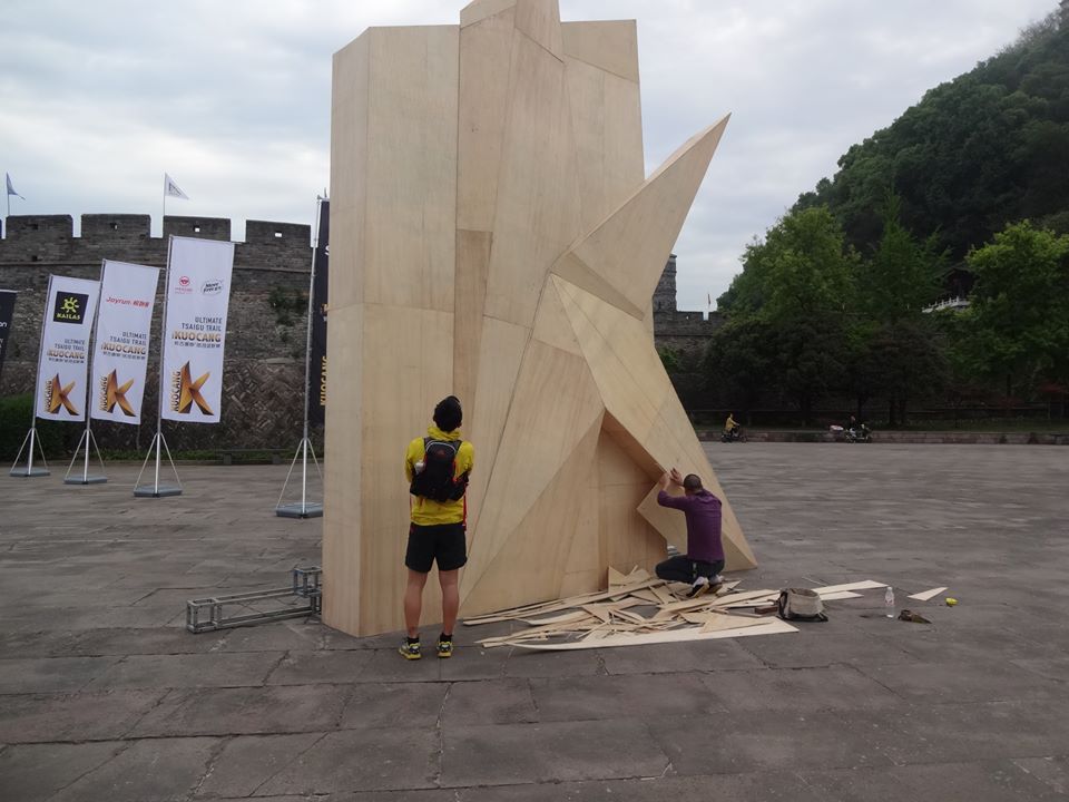 ゴールのモニュメントは1人で手作り!