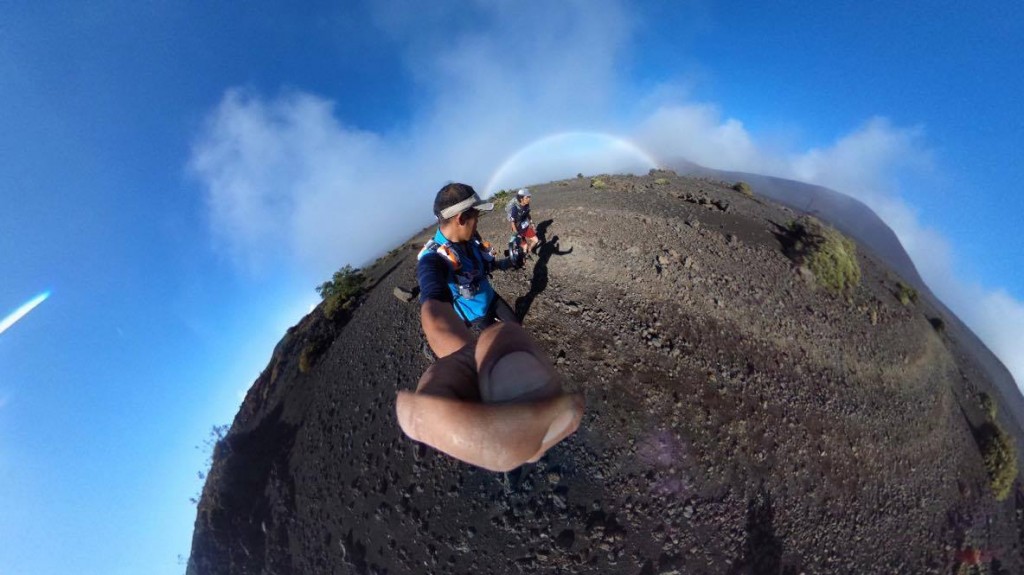 写真奥に折り返し付近で見えた虹が見える（佐藤佳幸さん撮影）