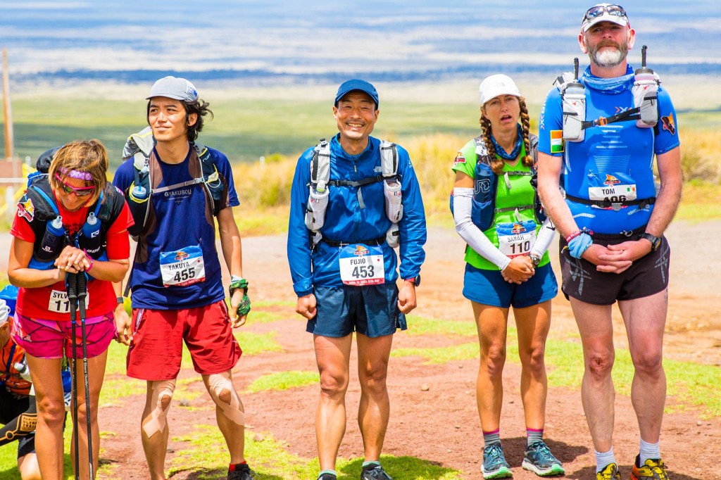 スタート前もリラックス。中央は、唐揚げ定食を食べた直後でも走れる鉄の胃袋を持つ登さん。