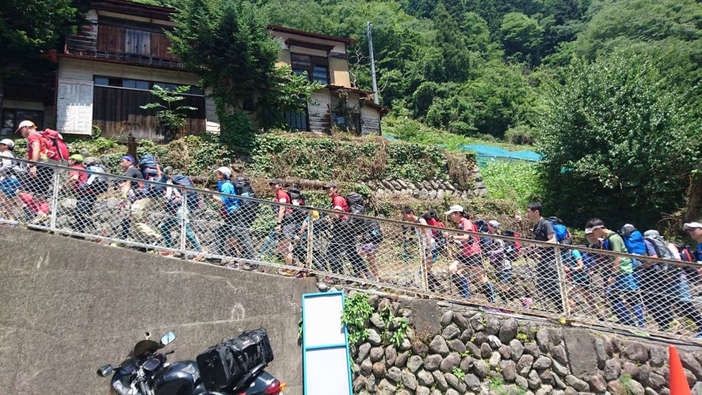 スタート直後の長い行列