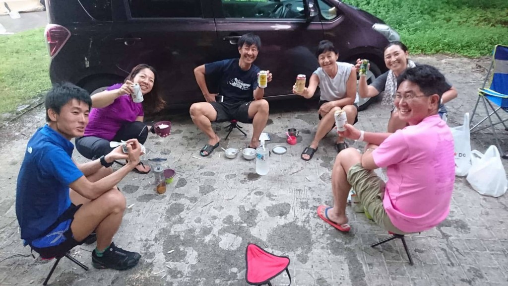 キャンプ地ではリラックス。さわやかな福西さん（左）