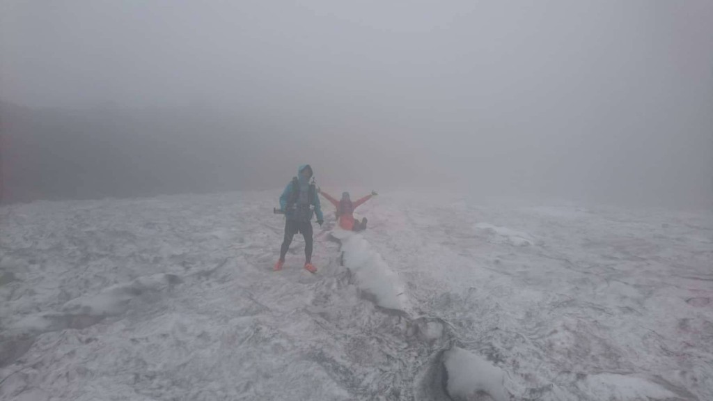 雪に大喜びする中国人選手