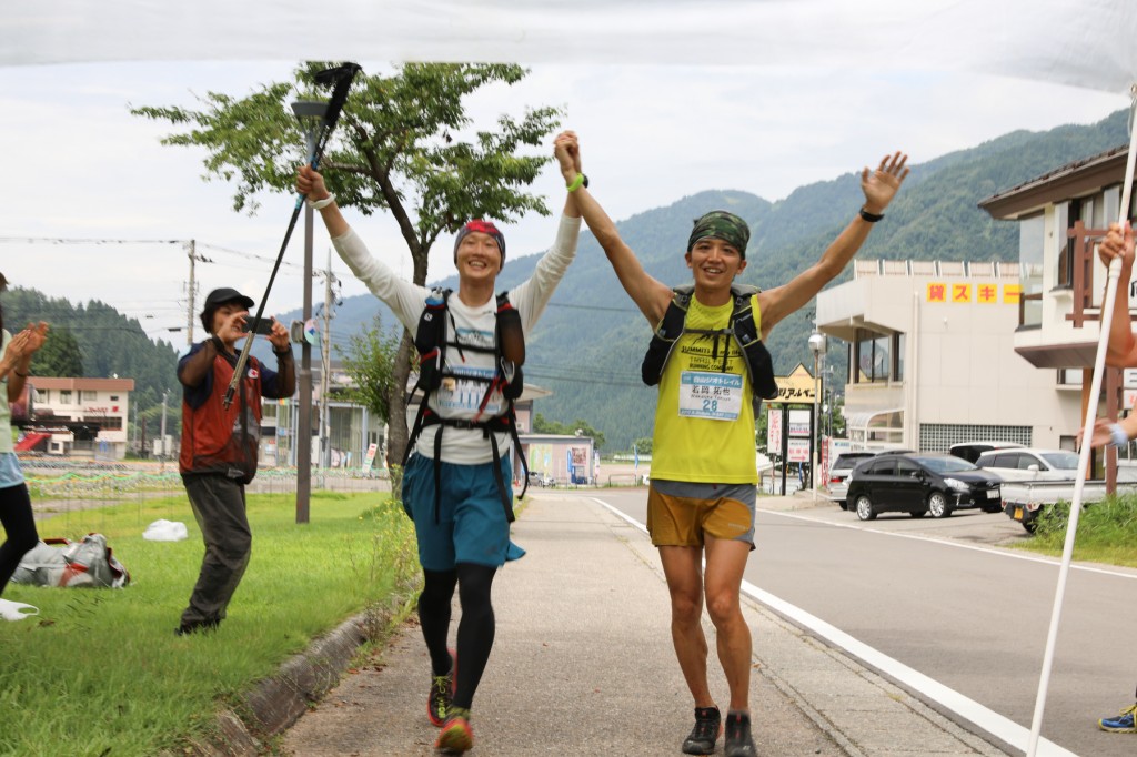バンザイスタイルでゴール。