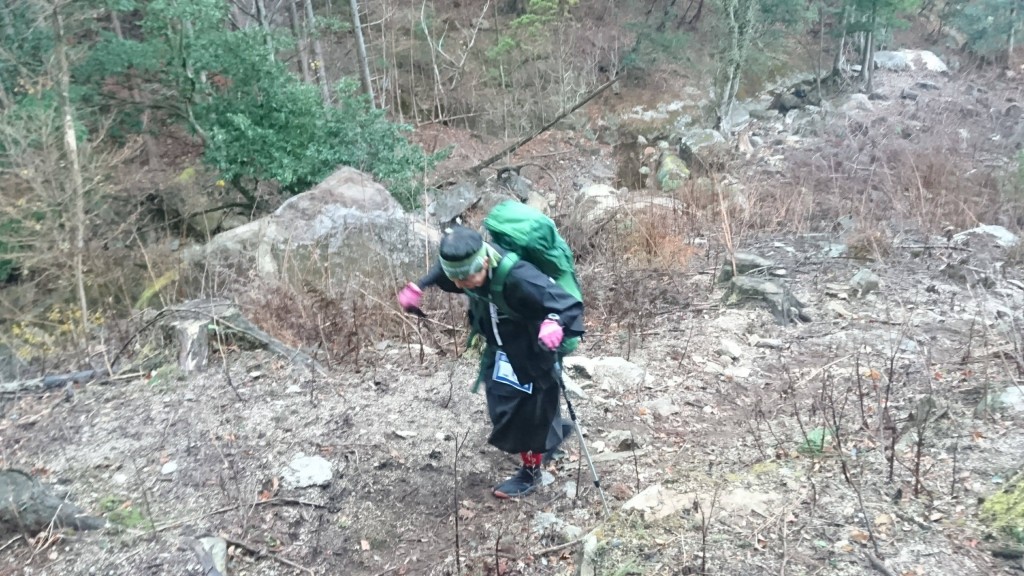 着流しスタイルは裾が邪魔で足を開きにくい。倒木や大きな岩などの障害物がツラそう。