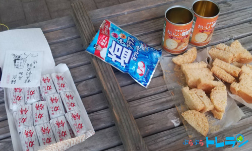 ゲームの後はおやつタイム、力餅&非常食パンの試食に皆さん興味津々!