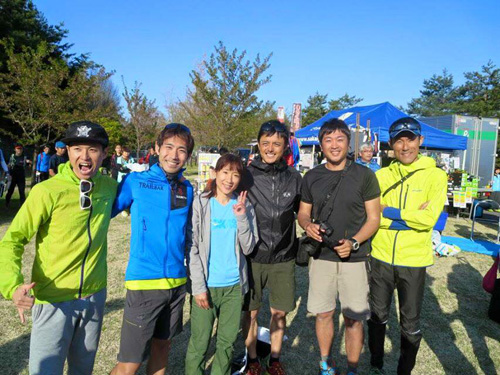 スタート後(左からSTS千大選手、大瀬選手、小川ひとみ選手、山田琢也選手、世界の藤巻カメラマン、自分)